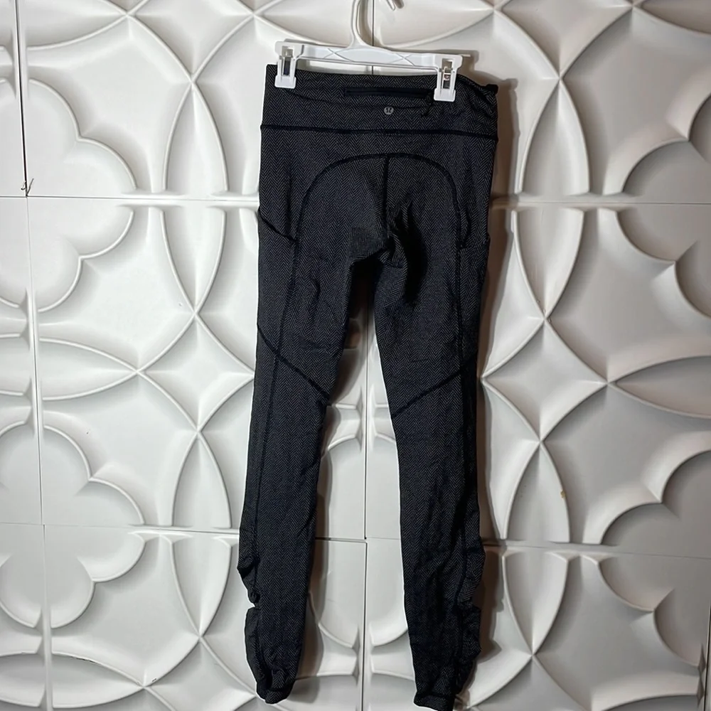 Lululemon high rise piped grey marl leggings sz 4. (Iiii) - Picture 3 of 4